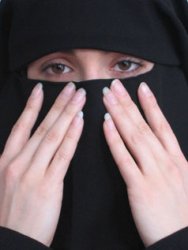 Una studentessa indossa un burka per un semestre per "testare" la reazione dei suoi compagni di corso e sperimenta l'isolamento